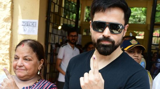 స్టార్ నటుడు ఇమ్రాన్ హష్మీ ఓటు వేసిన తర్వాత తన చూపుడు వేలును చూపించారు.&nbsp;