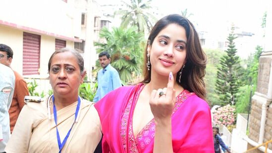 యంగ్ స్టార్ హీరోయిన్ జాన్వీ కపూర్ ముంబైలోని ఓ పోలింగ్ కేంద్రంలో ఓటు వేశారు. పింక్ అనార్కలీ డ్రెస్‍లో స్టైలిష్ లుక్‍తో ఆమె మెరిశారు.&nbsp;