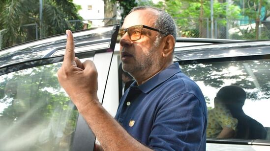 సీనియర్ యాక్టర్ పరేశ్ రావల్ కూడా ముంబైలో ఓటు వేశారు. అందరూ తప్పకుండా ఓటు హక్కు వినియోగించుకోవాలని సూచించారు.&nbsp;