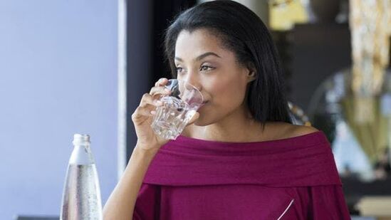 భోజనంతో పాటు నీరు త్రాగటం మానుకోండి, ఎందుకంటే ఇది కడుపులో ఉన్న జీర్ణ ఎంజైమ్లను పలుచన చేస్తుంది. ఆహారం తీసుకోవడానికి 15 నిమిషాల ముందు లేదా తరువాత నీరు త్రాగాలి. భోజనంతో పాటు నీరు త్రాగటం మానుకోండి, ఎందుకంటే ఇది కడుపులో ఉన్న జీర్ణ ఎంజైమ్లను పలుచన చేస్తుంది. ఆహారం తీసుకోవడానికి 15 నిమిషాల ముందు లేదా తరువాత నీరు త్రాగాలి.