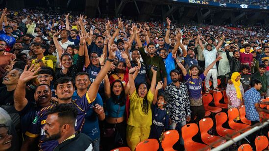 KKR vs SRH Qualifier 1: మరి ఈ తొలి క్వాలిఫయర్ జరిగే అహ్మదాబాద్ లో వర్షం పడే అవకాశం ఉందా? వాతావరణ శాఖ ప్రకారం.. మంగళవారం (మే 21) అహ్మదాబాద్ లో అసలు వర్షం పడే అవకాశమే లేదు. వడగాలులు మాత్రం వీస్తాయని హెచ్చరించింది. దీంతో కేకేఆర్, సన్ రైజర్స్ మ్యాచ్ సజావుగా సాగనుంది. అదే జరిగితే అభిమానులకు పరుగుల పండగే అని చెప్పొచ్చు.