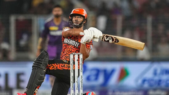 KKR vs SRH: ఆదుకున్న త్రిపాఠి, కమిన్స్.. హైదరాబాద్ మోస్తరు స్కోరు.. అదరగొట్టిన కోల్‍కతా బౌలర్లు