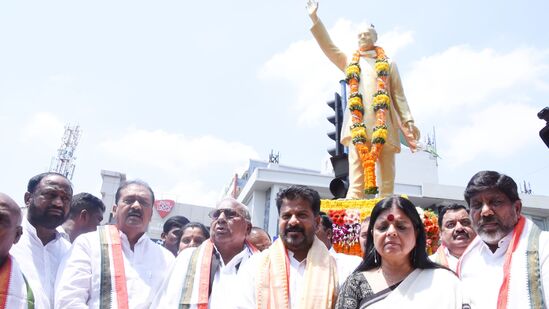 సోమాజిగూడలో రాజీవ్ గాంధీ విగ్రహానికి నివాళులు అర్పిస్తున్న సిఎం రేవంత్ రెడ్డి