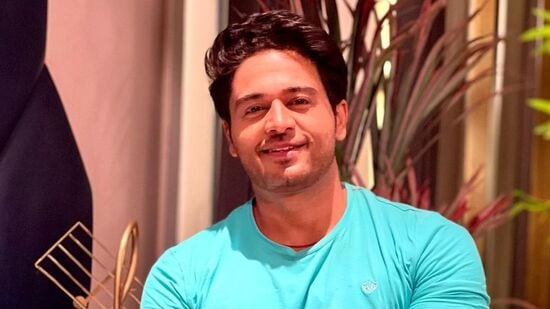 అనుప‌మ సీరియ‌ల్‌లో అనూజ్ పాత్ర‌తో గౌర‌వ్‌ ఖ‌న్నా పాపుల‌ర్ అయ్యాడు. ఈ సీరియ‌ల్ కోసం అత‌డు ఒక్కో ఎపిసోడ్ కోసం ల‌క్ష‌న్న‌ర వ‌ర‌కు రెమ్యున‌రేష‌న్ తీసుకుంటున్న‌ట్లు వార్త‌లు వినిపిస్తున్నాయి.&nbsp;