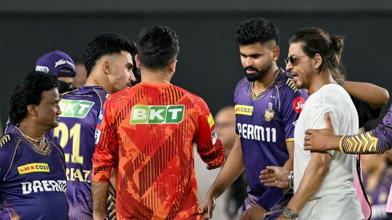 KKR vs SRH Shreyas Iyer: ఐపీఎల్లో ధోనీకి కూడా సాధ్యం కాని రికార్డు ఇది. అయితే 2020లో ఢిల్లీ క్యాపిటల్స్ ఫైనల్ చేరినా ట్రోఫీ గెలవలేకపోయింది. మరి ఈసారి కేకేఆర్ కు ముచ్చటగా మూడో ట్రోఫీ అందిస్తాడేమో చూడాలి. అది కూడా ధోనీ ఐపీఎల్ హోమ్ గ్రౌండ్ చెన్నైలో కావడం విశేషం. చెన్నై కెప్టెన్ గా ధోనీ ఆ టీమ్ ను చాలాసార్లు ఫైనల్ చేర్చినా.. మధ్యలో రైజింగ్ పుణె సూపర్ జెయింట్స్ కెప్టెన్ గా మాత్రం విఫలమయ్యాడు.