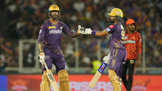 KKR vs SRH Shreyas Iyer: ఇక సన్ రైజర్స్ తో మ్యాచ్ లో శ్రేయస్ అయ్యర్ మరో రికార్డును కూడా సొంతం చేసుకున్నాడు. ఐపీఎల్ ప్లేఆఫ్స్ లో కేకేఆర్ తరఫున అత్యధిక భాగస్వామ్యాల జాబితాలో శ్రేయస్ ఉన్న జోడీ రెండో స్థానానికి దూసుకెళ్లింది. సన్ రైజర్స్ తో మ్యాచ్ లో శ్రేయస్ అయ్యర్, వెంకటేశ్ అయ్యర్ జోడీ మూడో వికెట్ కు 97 పరుగులు జోడించింది. అంతకుముందు 2012 ఫైనల్లో కేకేఆర్ తరఫున కలిస్, మణిందర్ బిస్లా జోడీ 136 పరుగులు జోడించారు.