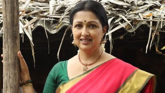 Gauthami Kamal Haasan: నటి గౌతమి ఈ మధ్య పాపులర్ తమిళ మ్యూజిక్ ఛానెల్ ఎస్ఎస్ మ్యూజిక్ కు ఇంటర్వ్యూ ఇచ్చింది. అందులో తన బ్రేకప్ గురించి స్పందించింది. ఆమె కమల్ హాసన్ తో 13 ఏళ్లు సహజీవనం చేసి విడిపోయిన విషయం తెలిసిందే. దీనిపై స్పందిస్తూ.. "ప్రతి ఒక్కరి జీవితంలో బ్రేకప్ అనేది ఉంటుంది. ముఖ్యంగా యవ్వన వయసులో. అది మనకు జరిగినప్పుడు గుండె పగులుతుంది. అయితే ఈ సమయంలో దాని గురించి ఆలోచించకుండా ఈ స్థాయికి చేరడానికి ఇన్నేళ్లు స్కూల్, కాలేజీ లో ఏం సాధించామో గుర్తు చేసుకోవాలి" అని గౌతమి చెప్పింది.