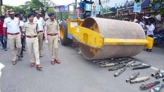 బైక్‌ సైలెన్సర్లను ధ్వంసం చేస్తున్న వరంగల్ పోలీసులు