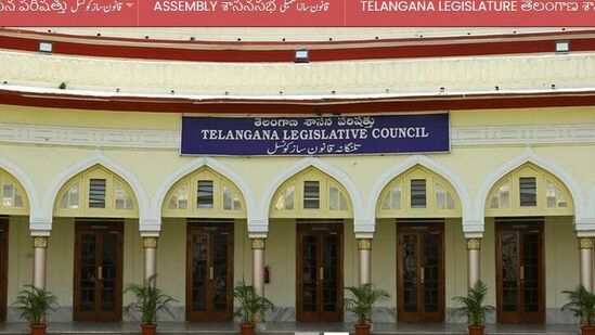 గ్రాడ్యుయేట్ ఎమ్మెల్సీ పీఠాన్ని ఎక్కేదెవరు?