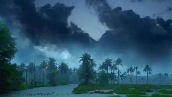 &nbsp;ఉత్తర కోస్తాలో ఇవాళ, రేపు, ఎల్లుండి తేలికపాటి నుంచి ఉరుములు, మెరుపులతో కూడిన భారీ వర్షాలు కురిసే అవకాశం ఉందని హెచ్చరించింది. పలు ప్రాంతాల్లో బలమైన ఈదురుగాలులు వీచే ఛాన్స్ ఉంది.