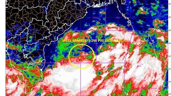 దక్షిణ కోస్తాతో పాటు రాయలసీమ జిల్లాల్లోనూ వానలు పడనున్నాయి. ఇవాళ, రేపు, ఎల్లుండి తేలికపాటి నుంచి ఉరుములు, మెరుపులతో కూడిన భారీ వర్షాలు కురిసే అవకాశం ఉందని వాతావరణశాఖ హెచ్చరించింది. పలు ప్రాంతాల్లో బలమైన ఈదురుగాలులు వీచే ఛాన్స్ ఉందని పేర్కొంది.