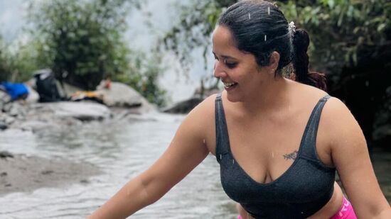 Anasuya Hot Clevege Show: మూడు రోజులుగా ట్రెక్కింగ్ చేస్తున్న అనసూయ.. శుక్రవారం (మే 24) కూడా ట్రెక్కింగ్ తర్వాత నీళ్లలో ఇలా సేదదీరుతూ కనిపించింది.