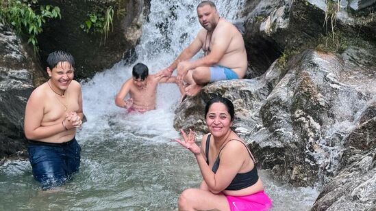 Anasuya Hot Clevege Show: పుష్ప 2 మూవీ షూటింగ్ తో బిజీబిజీగా గడిపిన అనసూయ.. కాస్త గ్యాప్ దొరకగానే ఇలా ఫ్యామిలీతో కలిసి వెకేషన్ కు వెళ్లిపోయింది.