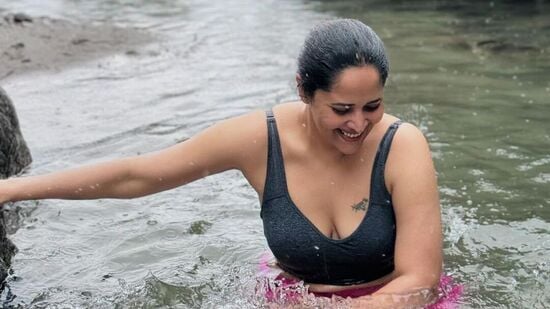 Anasuya Hot Clevege Show: చూశారుగా.. అనసూయ తడి అందాలు. ప్రస్తుతం వెకేషన్ లో ఉన్న ఆమె.. ఇలా నీళ్లలో ఆడుతూ కెమెరాకు ఇచ్చిన హాట్ పోజులు వైరల్ అవుతున్నాయి.