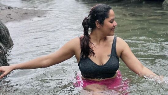 Anasuya Hot Clevege Show: కొన్ని రోజులుగా ఫ్యామిలీతో కలిసి అనసూయ వెకేషన్ లో ఎంజాయ్ చేస్తోంది. కొండకోనల్లో ట్రెక్కింగ్ అంటూ, ఇలా జలకాలాటలు ఆడుతూ బిజీగా ఉంటోంది.