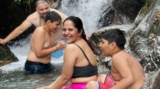 Anasuya Hot Clevege Show: ఈ ట్రెక్కింగ్ కు ఆమె తన మొత్తం ఫ్యామిలీతో కలిసి వెళ్లింది. ఈ ఫొటోలో ఆమె భర్త, పిల్లలను కూడా చూడొచ్చు.