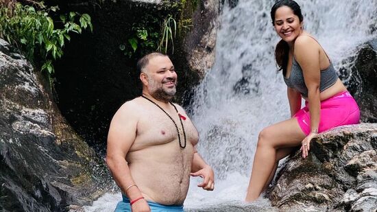Anasuya Hot Clevege Show: ఈ ఫొటోలో భర్త భరద్వాజ్ తో అనసూయ హ్యాపీ మూమెంట్స్ చూడొచ్చు.