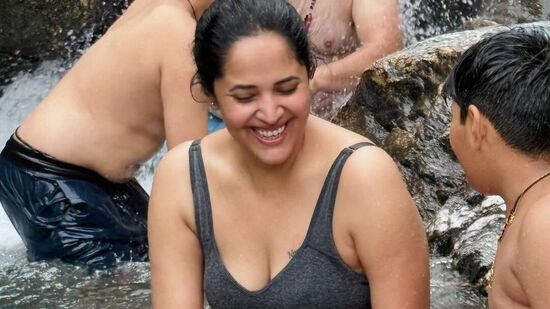 Anasuya Hot Clevege Show: మరో రోజు.. మరో ట్రెక్.. మరో అందమైన పర్వత శ్రేణుల్లోని వాటర్ ఫాల్, కాలువను కనిపెట్టాం. ఎన్నో జ్ఞాపకాలను మూటగట్టుకున్నాం అనే క్యాప్షన్ తో ఈ ఫొటోలను షేర్ చేసింది.