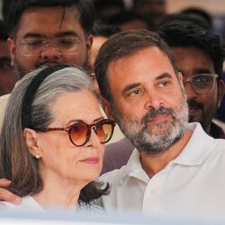 ఓటు వేసిన అనంతరం తల్లీకొడుకులు పోలింగ్ కేంద్రం వెలుపల సెల్ఫీ దిగారు.