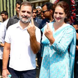 <p>ఢిల్లీలో ఓటు వేసిన అనంతరం అన్నాచెల్లెళ్లు రాహుల్ గాంధీ, ప్రియాంక గాంధీ</p>