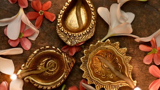 సాయంత్రం సూర్యాస్తమయం తర్వాత 6.00 నుంచి 6.05 గంటల మధ్య దీపం వెలిగించాలి. ఉదయం, సాయంత్రం దీపం వెలిగించడం చాలా మంచిది. ఇంట్లోసంపదతో కూడిన సంతోషకరమైన వాతావరణం ఉంటుంది.