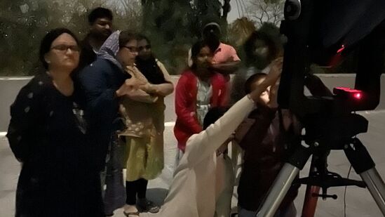 ఇక్కడ పెద్ద గ్లోబ్ మాదిరిగా సెంటర్ నెలకొల్పి ఉంటుంది. ఇదంతా ఆదిత్య 369 సినిమాలో చూపించే గ్లోబ్ లా ఉంటుంది. లోపల ఉండే టెలిస్కోప్ తో నక్షత్రాలను చూపిస్తారు. ఎన్నో మైళ్ల దూరంలో ఉండే నక్షత్రాలు మనం చేతితో పట్టుకునే అంత దగ్గరగా ఉన్నట్లు కనిపిస్తాయి.
