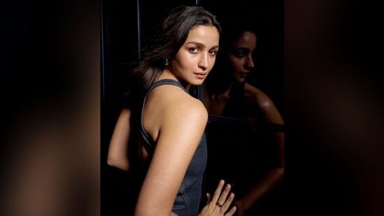 మేకప్ ఆర్టిస్ట్ పునీత్ పి సైనీ సహాయంతో అలియా మస్కారా కనురెప్పలు, కాంటూర్ కనుబొమ్మలు, గులాబీ బుగ్గలు, మంచు బేస్, ప్రకాశవంతమైన హైలైటర్తోపాటు మృదువైన లిప్ స్టిక్ తో ఎంతో అందంగా దర్శనం ఇచ్చింది. మేకప్ ఆర్టిస్ట్ పునీత్ పి సైనీ సహాయంతో అలియా మస్కారా కనురెప్పలు, కాంటూర్ కనుబొమ్మలు, గులాబీ బుగ్గలు, మంచు బేస్, ప్రకాశవంతమైన హైలైటర్తోపాటు మృదువైన లిప్ స్టిక్ తో ఎంతో అందంగా దర్శనం ఇచ్చింది. 