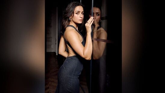 హెయిర్ స్టైలిస్ట్ ఫ్లావియన్ సహాయంతో అలియా తన మెరిసే జుట్టును మెత్తటి గుండ్రటి ముడుతలుగా డిజైన్ చేసి సైడ్ పార్ట్ తో తెరిచి ఉంచింది. దీంతో ఆమె జుట్టు తన భుజం మీద అందంగా వాలిపోయింది. ఇది ఆమె హాట్ లుక్కు అనువుగా మారింది. హెయిర్ స్టైలిస్ట్ ఫ్లావియన్ సహాయంతో అలియా తన మెరిసే జుట్టును మెత్తటి గుండ్రటి ముడుతలుగా డిజైన్ చేసి సైడ్ పార్ట్ తో తెరిచి ఉంచింది. దీంతో ఆమె జుట్టు తన భుజం మీద అందంగా వాలిపోయింది. ఇది ఆమె హాట్ లుక్కు అనువుగా మారింది. 