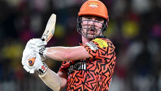 IPL 2024 Orange Cap: సన్ రైజర్స్ హైదరాబాద్ బ్యాటర్ ట్రావిస్ హెడ్ నాలుగో స్థానంలో ఉన్నాడు. అతడు 15 ఇన్నింగ్స్ లో 567 రన్స్ చేశాడు. ఒక సెంచరీ, నాలుగు హాఫ్ సెంచరీలు ఉన్నాయి. టోర్నీ అంతా నిలకడగా ఆడిన అతడు.. ఫైనల్లో మాత్రం తొలి బంతికే డకౌటై టీమ్ కొంప ముంచాడు.