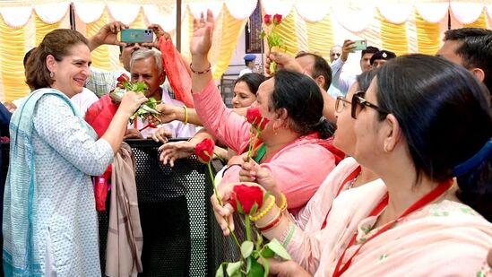 హిమాచల్ ప్రదేశ్ లో ఎన్నికల ప్రచారంలో కాంగ్రెస్ ప్రధాన కార్యదర్శి ప్రియాంక గాంధీ