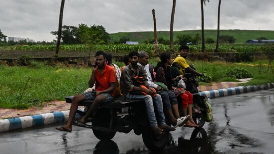 కోల్ కతాలో రెమల్ తుపాను ప్రభావంతో ఆకాశం మేఘావృతమై, పట్టపగలే చీకట్లు కమ్ముకున్నాయి. నగరంలోని పలు ప్రాంతాల్లో విద్యుత్ సరఫరా నిలిచిపోయింది.