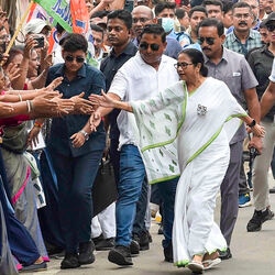 పశ్చిమ బెంగాల్ ముఖ్యమంత్రి, తృణమూల్ కాంగ్రెస్ అధినేత్రి మమతా బెనర్జీ పశ్చిమ బెంగాల్ లోని కోల్ కతాలో రోడ్ షో నిర్వహించారు.