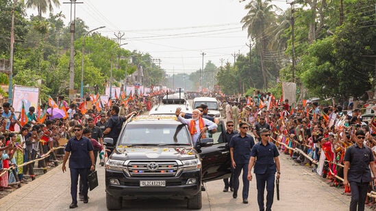 పశ్చిమ బెంగాల్ లోని బరాసత్ లో జరిగిన రోడ్ షోలో ప్రధాని నరేంద్ర మోదీ.