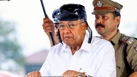 కేరళలోని తిరువనంతపురంలో స్పెషల్ ఆర్మ్డ్ పోలీస్ (శాప్), కేరళ ఆర్మ్డ్ పోలీస్ (కేఏపీ) పాసింగ్ అవుట్ పరేడ్ సందర్భంగా కేరళ ముఖ్యమంత్రి పినరయి విజయన్ గార్డ్ ఆఫ్ హానర్ ను పొందారు.