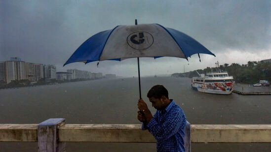 కొచ్చి బ్యాక్ వాటర్ వద్ద వర్షం కురుస్తున్న దృశ్యం&nbsp;