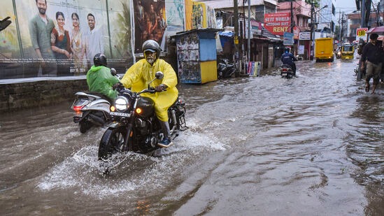 కొచ్చిలో భారీ వర్షం కారణంగా రోడ్డుపైకి భారీగా చేరిన వర్షపు నీరు. ఆ నీటిలో ప్రయణిస్తున్న వాహనదారులు.