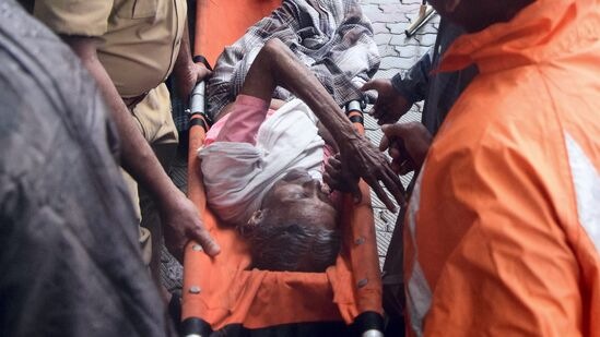 తిరువనంతపురంలో వరద ప్రభావిత ప్రాంతం నుంచి ఓ వృద్ధురాలిని కేరళ అగ్నిమాపక, రెస్క్యూ సర్వీసెస్ సిబ్బంది సురక్షితంగా తీసుకువెళ్తున్న దృశ్యం. భారీ వర్షాలతో తిరువనంతపురంలో జనజీవనానికి అంతరాయం కలిగించింది.