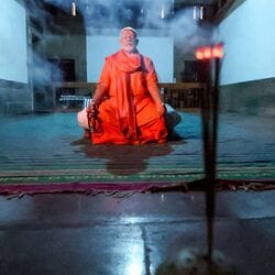 <p>కన్యాకుమారిలోని వివేకానంద రాక్ మెమొరియల్ లో ఉన్న వివేకానంద ధ్యానమండపంలో ధ్యాన ముద్రలో ప్రధాని మోదీ</p>
