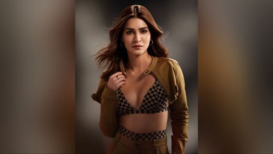 మేకప్ ఆర్టిస్ట్ ఆదిత్య శర్మ సాయంతో కృతి సనన్ న్యూడ్ ఐషాడో, స్మాడ్డ్ ఐలైనర్, మస్కరేడ్ కనురెప్పలు, నల్లగా ఉన్న కనుబొమ్మలు, ఎర్రబడిన బుగ్గలు, ప్రకాశవంతమైన హైలైటర్, న్యూడ్ లిప్ స్టిక్ షేడ్ లో ఎంతో అందంగా, హాట్‌గా మెరిసింది.&nbsp;
