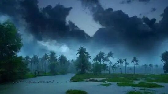 &nbsp;జూన్ 1, 2 తేదీల్లో తెలంగాణలోని &nbsp;పలు జిల్లాల్లో భారీ వర్షాలు కురిసే అవకాశముందని హైదరాబాద్ వాతావరణ కేంద్రం తెలిపింది. రాజన్న సిరిసిల్ల, కరీంనగర్‌, పెద్దపల్లి, రంగారెడ్డి, వికారాబాద్‌, సంగారెడ్డి, మెదక్‌, కామారెడ్డి, మహబూబ్‌నగర్‌, నాగర్‌ కర్నూల్‌, వనపర్తి, నారాయణపేట, జోగులాంబ గద్వాల్‌ జిల్లాల్లో &nbsp;అక్కడక్కడ భారీ వర్షాలు కురిసే అవకాశముందని వెల్లడించింది. ఆయా జిల్లాలకు ఎల్లో హెచ్చరికలు జారీ అయ్యాయి.
