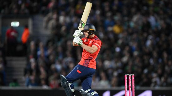 T20 World Cup Strike Rates: టీ20 వరల్డ్ కప్ లలో అత్యధిక స్ట్రైక్ రేట్ ఉన్న బ్యాటర్లలో తొలి స్థానంలో ఉన్న బ్యాటరల్ ఇంగ్లండ్ కెప్టెన్ జోస్ బట్లర్. అతడు ఇప్పటి వరకూ 144.48 స్ట్రైక్ రేట్ తో పరుగలు చేశాడు. మొత్తం 27 టీ20 వరల్డ్ కప్ మ్యాచ్ లలో 799 రన్స్ చేశాడు. <p>T20 World Cup Strike Rates: టీ20 వరల్డ్ కప్ లలో అత్యధిక స్ట్రైక్ రేట్ ఉన్న బ్యాటర్లలో తొలి స్థానంలో ఉన్న బ్యాటరల్ ఇంగ్లండ్ కెప్టెన్ జోస్ బట్లర్. అతడు ఇప్పటి వరకూ 144.48 స్ట్రైక్ రేట్ తో పరుగలు చేశాడు. మొత్తం 27 టీ20 వరల్డ్ కప్ మ్యాచ్ లలో 799 రన్స్ చేశాడు.</p>