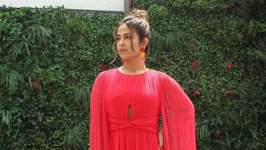 రాజుగారి గ‌ది 3 షూటింగ్‌లో ఉండ‌గా మిలింద్‌తో ప‌రిచ‌యం ఏర్ప‌డింద‌ని అవికా గోర్ చెప్పింది. ఓ పార్టీలో మిలింద్‌ను చూసి తొలిచూపులోనే ప్రేమ‌లో ప‌డ్ట‌ట్లు అవికా గోర్ తెలిపింది.&nbsp;