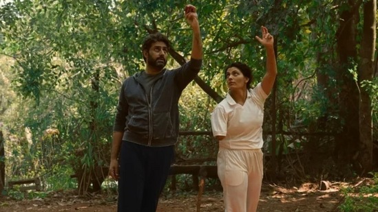 Movies on Women Athletes: బాలీవుడ్ లో వచ్చిన ఘూమర్ మూవీ కూడా మిస్ కాకుండా చూడాల్సిన సినిమా. ఈ మూవీలో క్రికెట్ కోచ్ గా అభిషేక్ బచ్చన్ నటించాడు. ఇక ప్రమాదంలో ఒక చేయి కోల్పోయి ఎడమ చేతితోనే స్పిన్ బౌలర్ గా ఎదిగిన ప్లేయర్ స్టోరీ ఈ ఘూమర్.