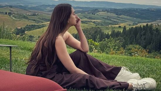 టుస్కాన్లో ఆహ్లాదకరమైన వాతావరణాన్ని, పచ్చదనాన్ని ఆదితి ఎంజాయ్ చేశారు. అలా ప్రకృతిలో లీనమయ్యారు. టుస్కాన్లో ఆహ్లాదకరమైన వాతావరణాన్ని, పచ్చదనాన్ని ఆదితి ఎంజాయ్ చేశారు. అలా ప్రకృతిలో లీనమయ్యారు. 