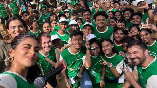 బీచ్ శుభ్రత కార్యక్రమంలో పాల్గొన్న వారితో పూజా హెగ్డే ఇలా సెల్ఫీ దిగారు.&nbsp;
