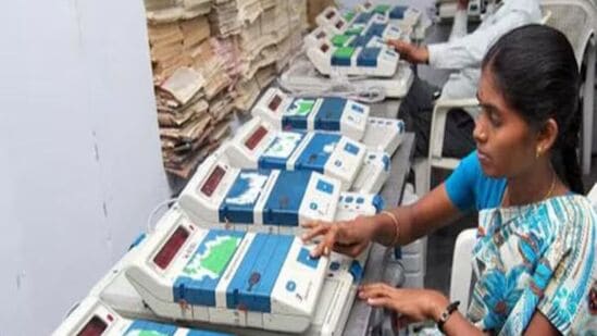 5 VVPAT స్లిప్పులు లెక్కిస్తారు. లెక్కింపు విధానం అంతా సీసీటీవీ కవరేజీలో నిర్వహిస్తారు. RO/DEO/CEO పోటీ చేసిన అభ్యర్థులకు పూర్తి సమాచారం అందిస్తారు. &nbsp;