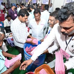 <p>పోస్టల్ బ్యాలెట్ల లెక్కింపులో టీడీపీ అభ్యర్థులు ఆధిక్యంలో ఉన్నారు.&nbsp;</p>