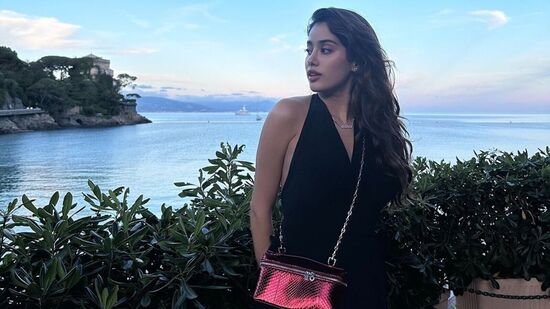 రాజ్‍కుమార్ రావ్‍తో కలిసి జాన్వీ కపూర్ నటించిన మిస్టర్ అండ్ మిసెస్ మహీ చిత్రం మే 31వ తేదీన థియేటర్లలో రిలీజ్ అయింది. ఇక, జూనియర్ ఎన్టీఆర్ హీరోగా నటిస్తున్న దేవర సినిమాతో టాలీవుడ్‍లోకి జాన్వీ అడుగుపెడుతోంది.&nbsp;