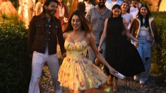 ఈ పార్టీకి సంబంధించిన ఫొటోలను ఇన్‍స్టాగ్రామ్‍లో పంచుకున్నారు జాన్వీ కపూర్. తన బాయ్‍ఫ్రెండ్ &nbsp;శిఖర్ పహారియా చేతిలో చెయ్యి వేసుకొని ఇటలీలో ఇలా విహరించారు జాన్వీ.&nbsp;