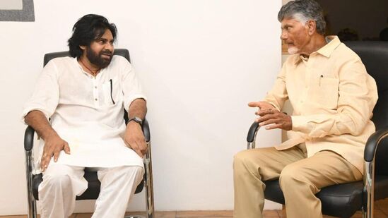 జనసేన పార్టీ కేంద్ర కార్యాలయానికి టీడీపీ అధినేత చంద్రబాబు వెళ్లారు. చంద్రబాబుకు జనసేన అధినేత పవన్ కల్యాణ్ హృదయపూర్వక స్వాగతం పలికారు. &nbsp;